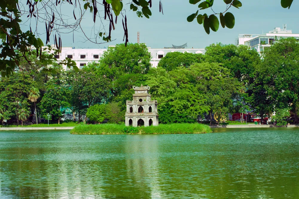 ホアンキエム湖（Hoan Kiem Lake）｜象徴的なランドマークと自然の調和